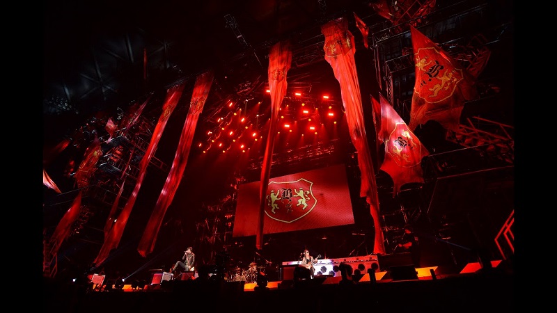 B'z live performance of "RED"