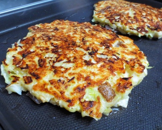 cooking okonomiyaki