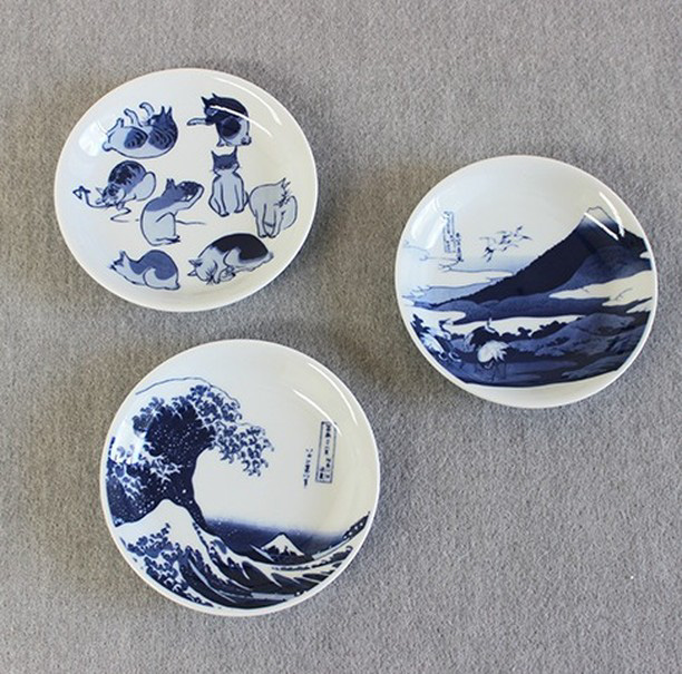 Ceramic tableware with Japanese traditional arts including The Great Wave Off Kanagawa