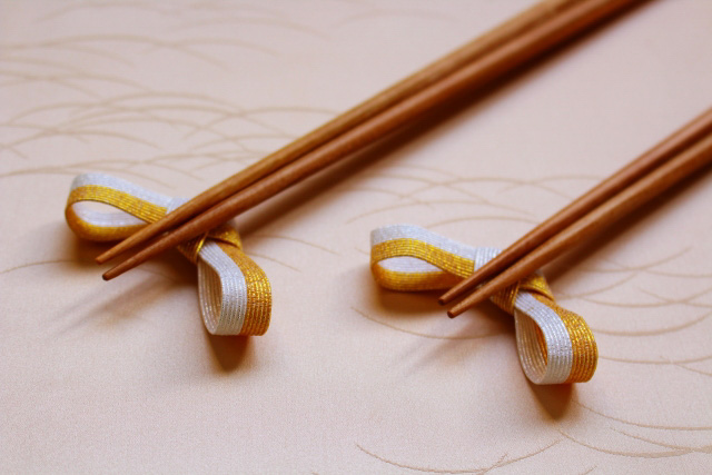 Two pairs of chopsticks resting on hashi okis