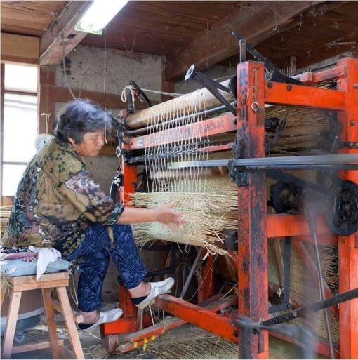 藁編みする女性