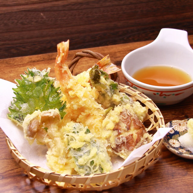 Tempura shiitake, to the right in the basket, the standard cross cut slightly visible.