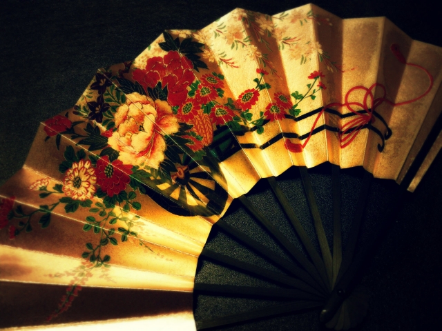 Flower motif with a gold background folding fan