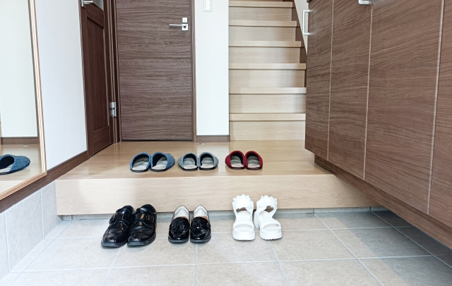 The entrance of a common Japanese house where you leave your shoes before entering it 