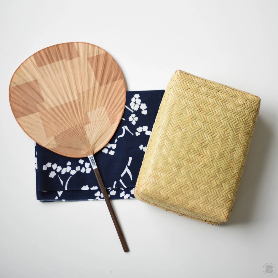 Image of a uchiwa and a woven basket