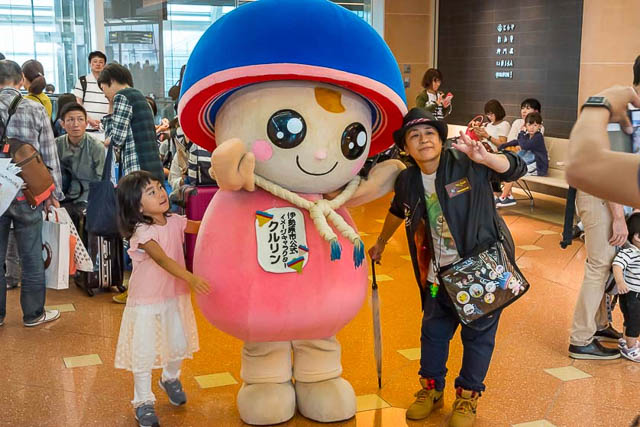 The Isehara City mascot Kururin posing for a photo with visitors.