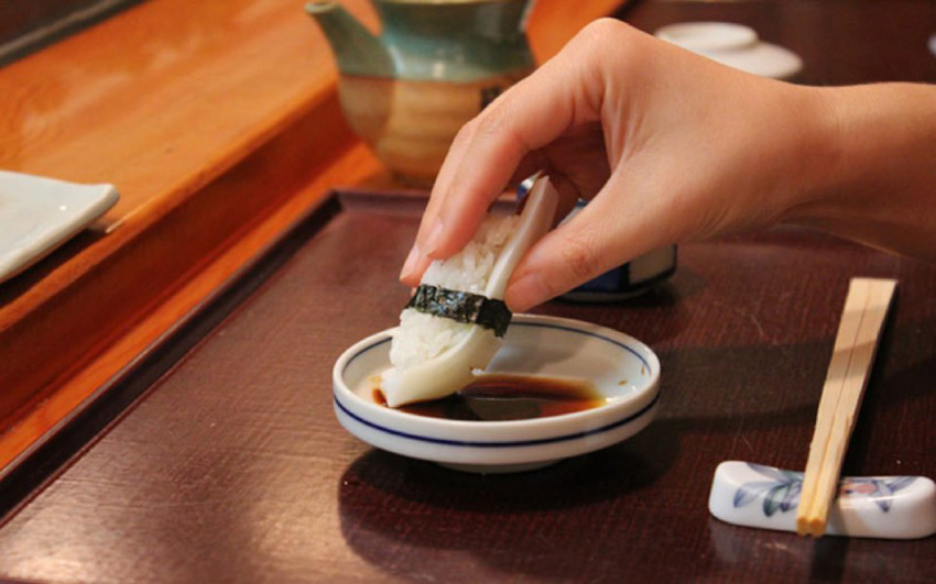 Eating sushi with hands or chopsticks