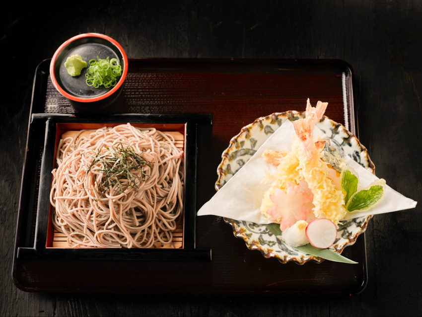 Lunch set of soba and tempura.