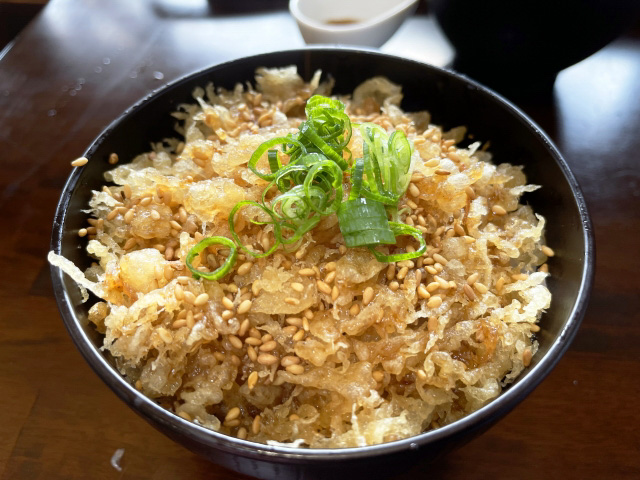 A bowl of tendon on a table