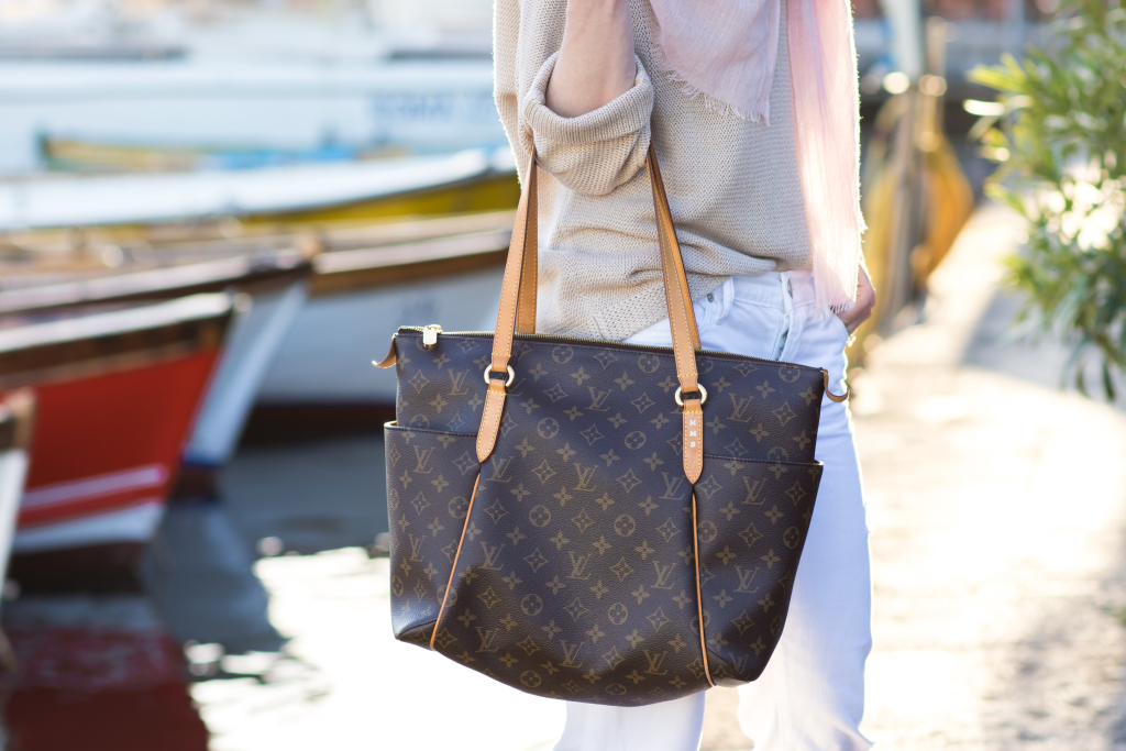 Louis Vuitton Totally bag being held by a person on the street