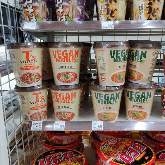 Options for vegan instant noodles at a groceries store in Japan