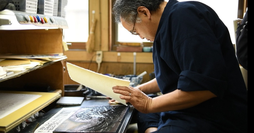 Engraver and printer Shoichi Kitamura printing The Great Wave Off Kanagawa