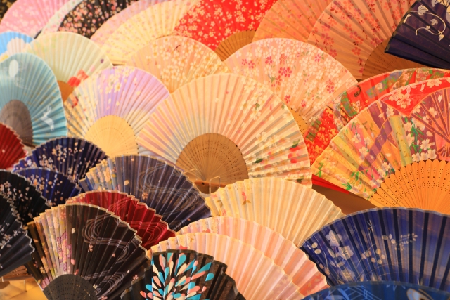 Images of folding fans in different colors and prints