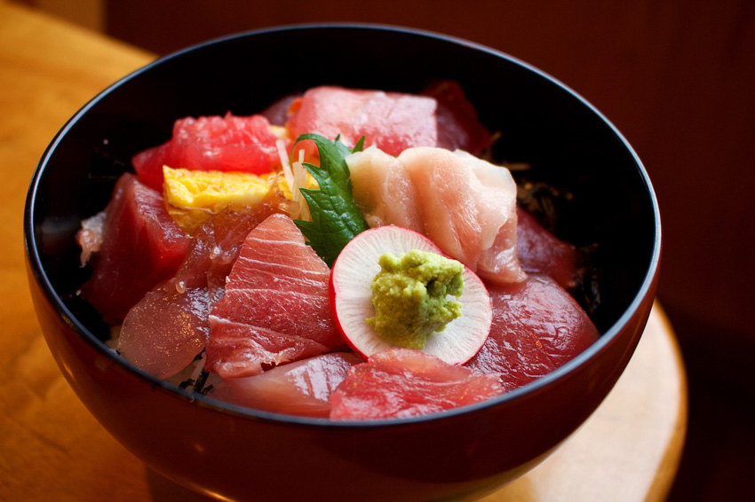 Close up of a bowl of tekkadon with tuna